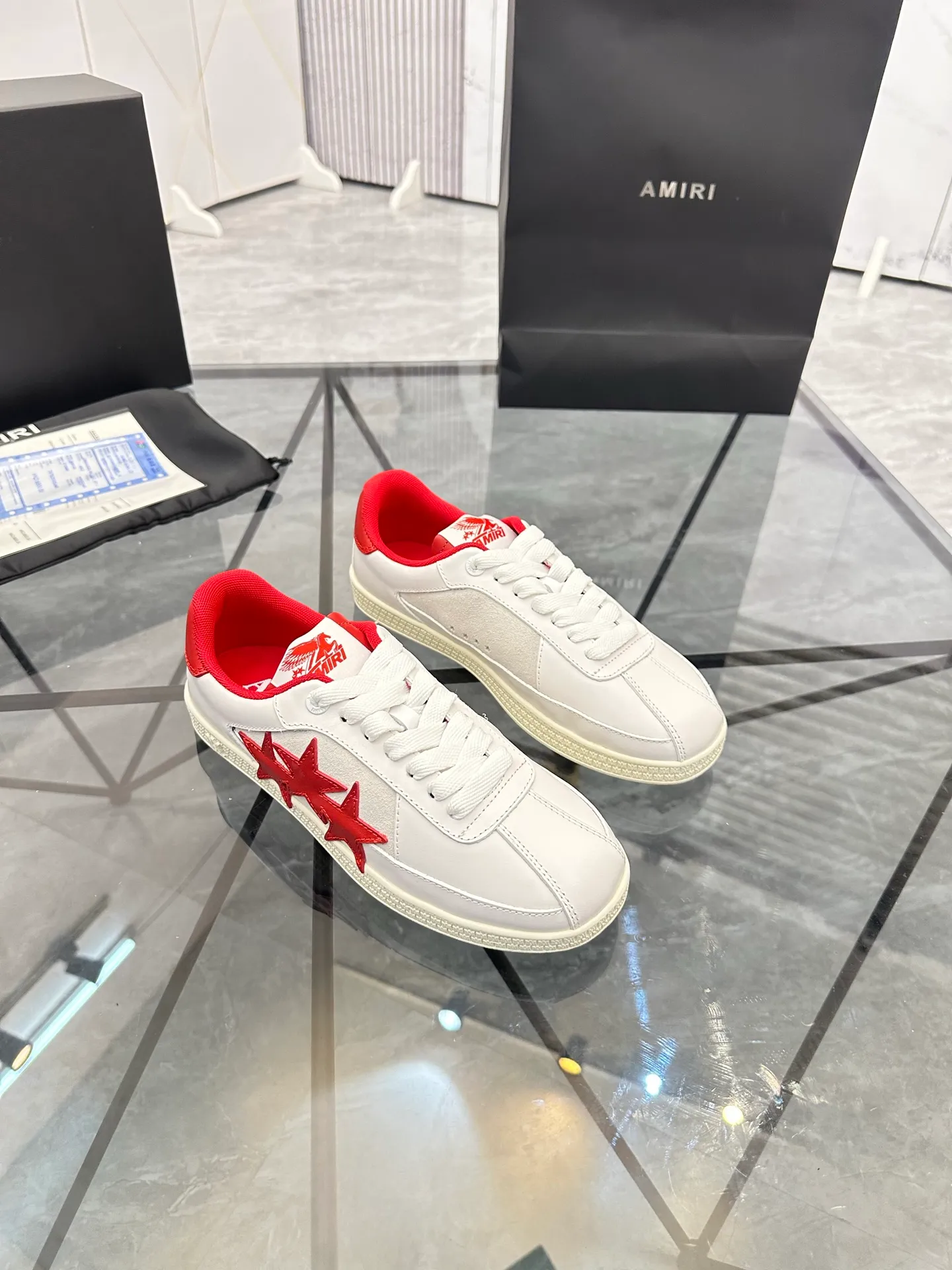 Men's shoes: 💰P560¥ Guangzhou top quality Product trademark: AMIRI* "Amir*" low-top casual shoes Regular size: 39-44 (can be customized to 45) Product material: imported first-layer cowhide leather upper, breathable lining, original outsole. Number: 525